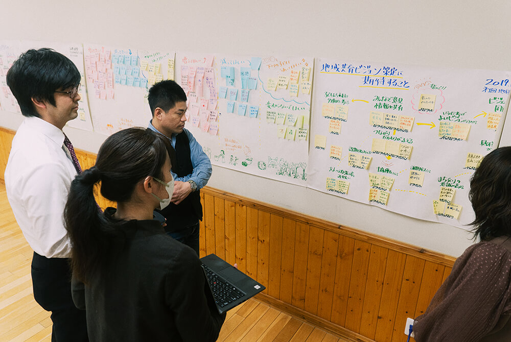 取材の前に「地域共育ビジョン策定委員会」での議論を振り返った