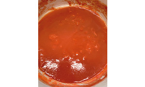 トマトジュースを鍋に入れ、沸騰するのを待ちます※鍋がこげないように適度に混ぜてね